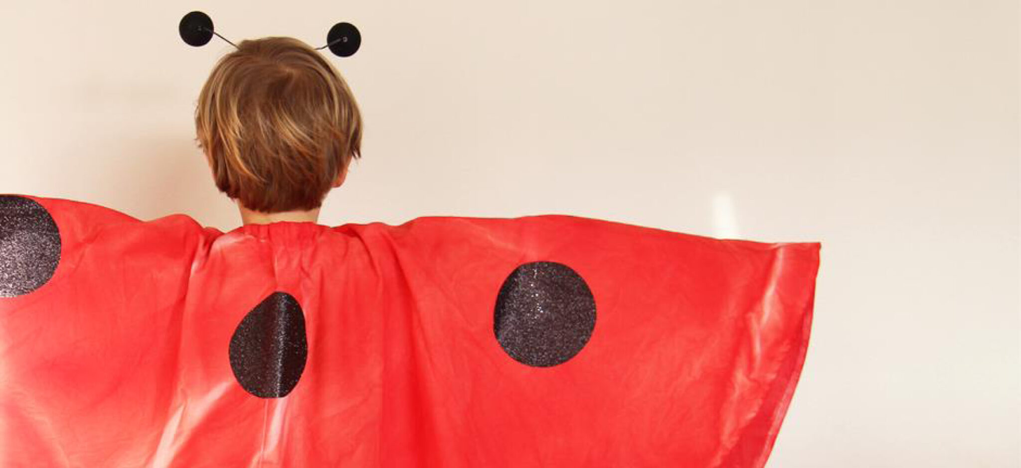 mariehøne kostume, kostume til fasteavn, fastlanvn kostume mariehøne, ladybug kostume, halloween kostume, kostume halloween, DIY kostume, hjemmelavet kostume, sådan laver du et fastelavnskostume, sådan laver du et halloween kostume